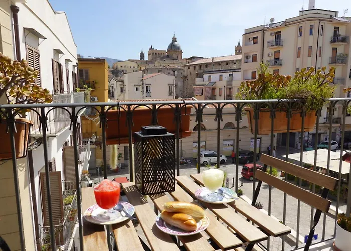 Santa Maruzza - With Balcony View, 5 Min Walk To Teatro Massimo & Cathedral *